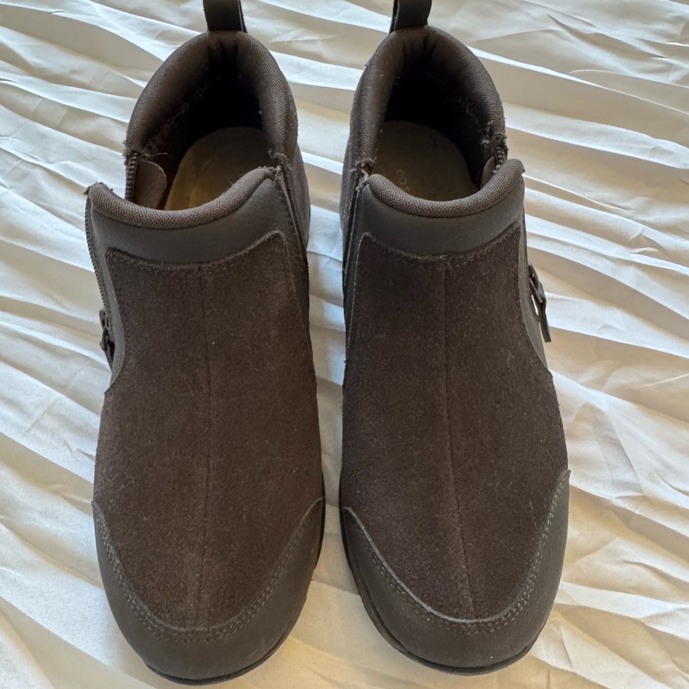 Easy Spirit Women's Brown suede ankle booties size 6